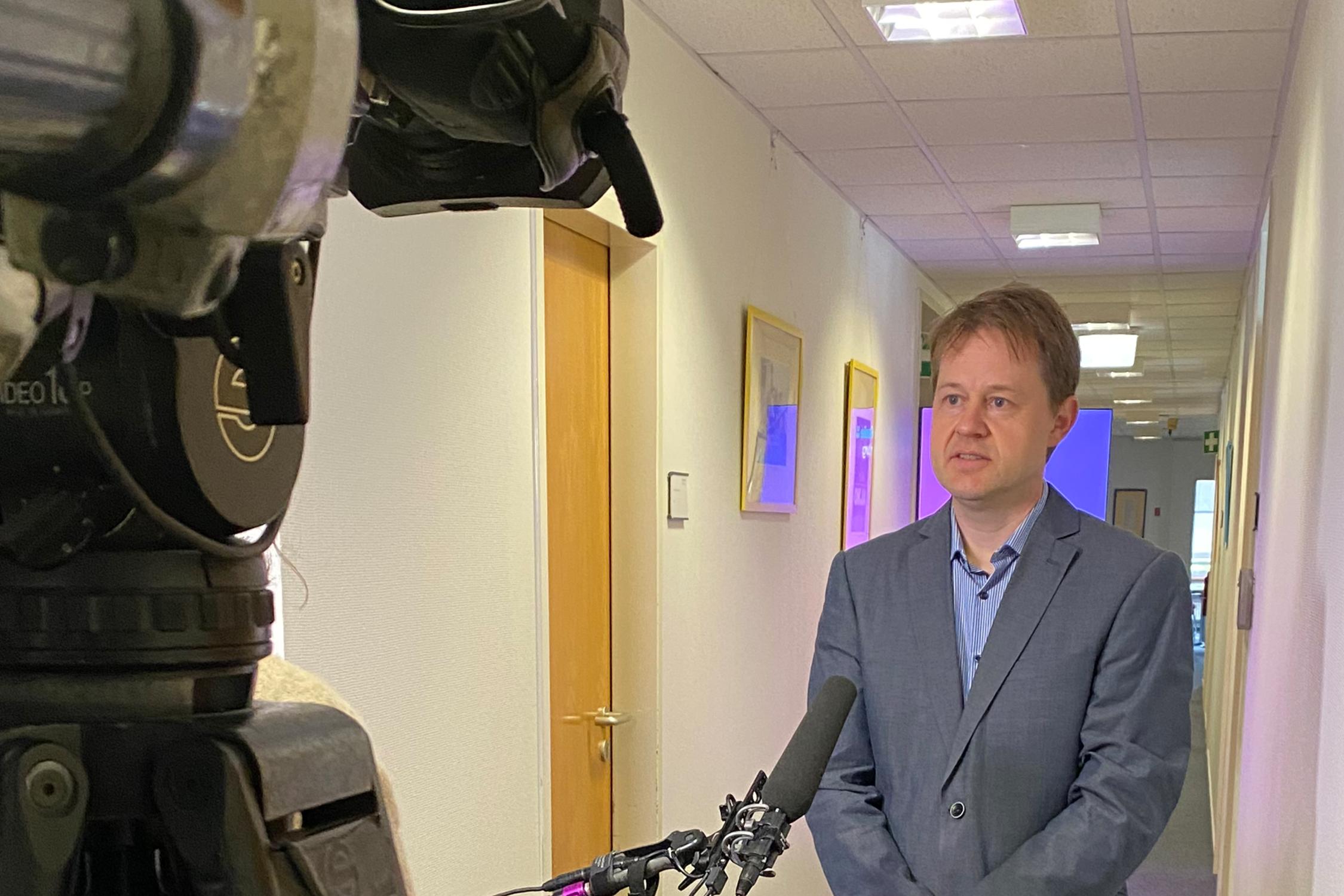 Ein Mann steht vor einer Kamera und spricht in ein Mikrofon, das man ihm hinhält. (c) Diakonie Hamburg Ein Mann steht vor einer Kamera und spricht in ein Mikrofon, das man ihm hinhält.